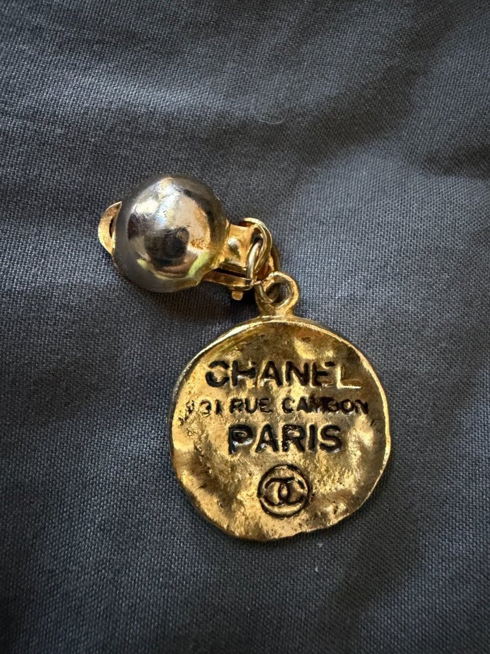 Authentic Vintage Chanel 31 Rue Cambon Paris Clip-On Earring Gold Tone Dangle